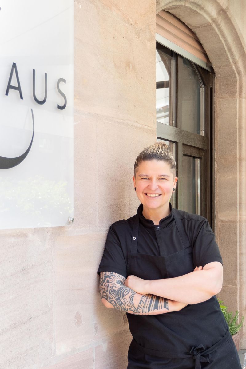 Diana Burkel vor ihrem Restaurant Würzhaus in Nürnberg