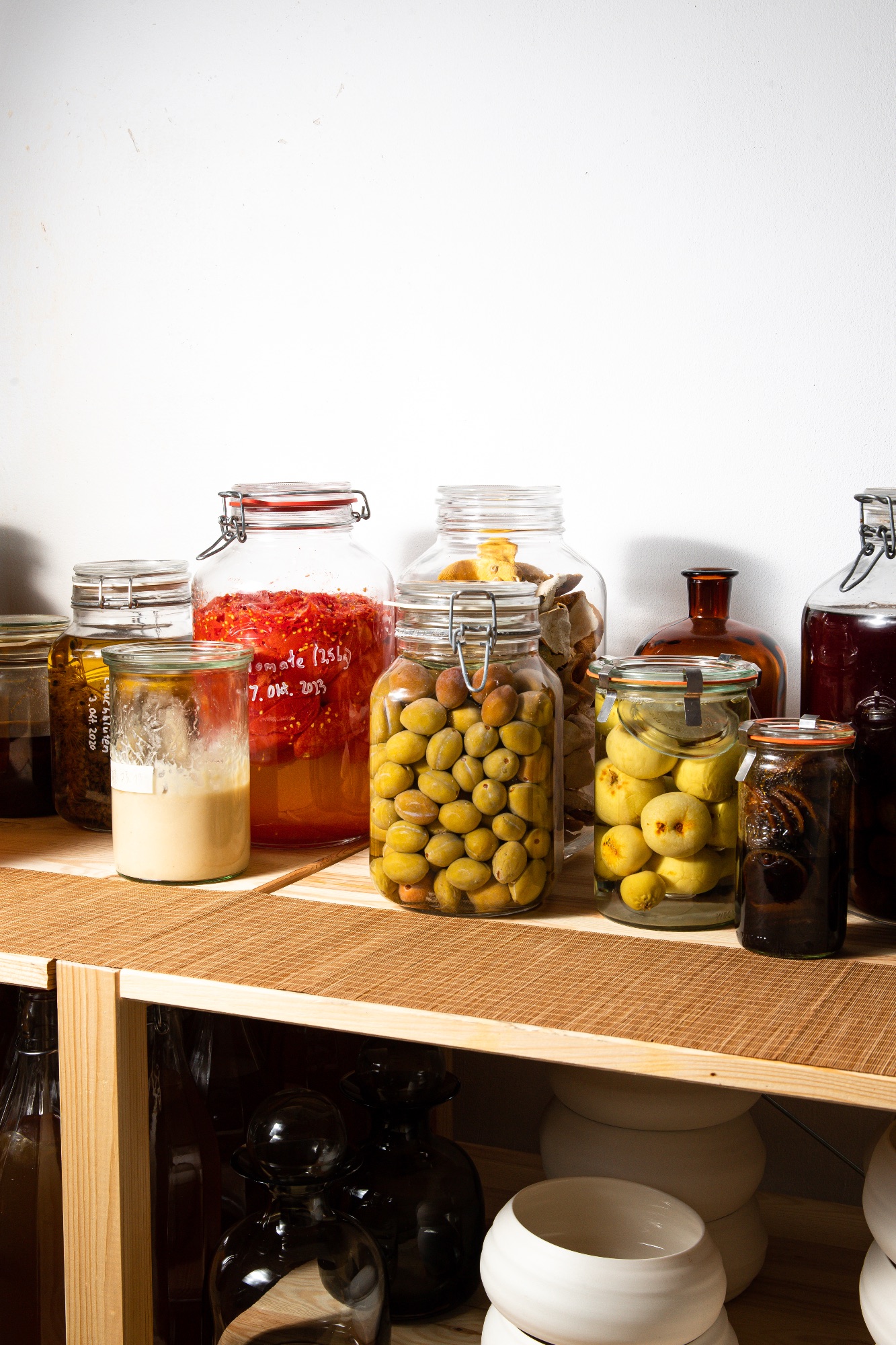 Zahllose Fermentationsprodukte werden im Hinterzimmer gelagert