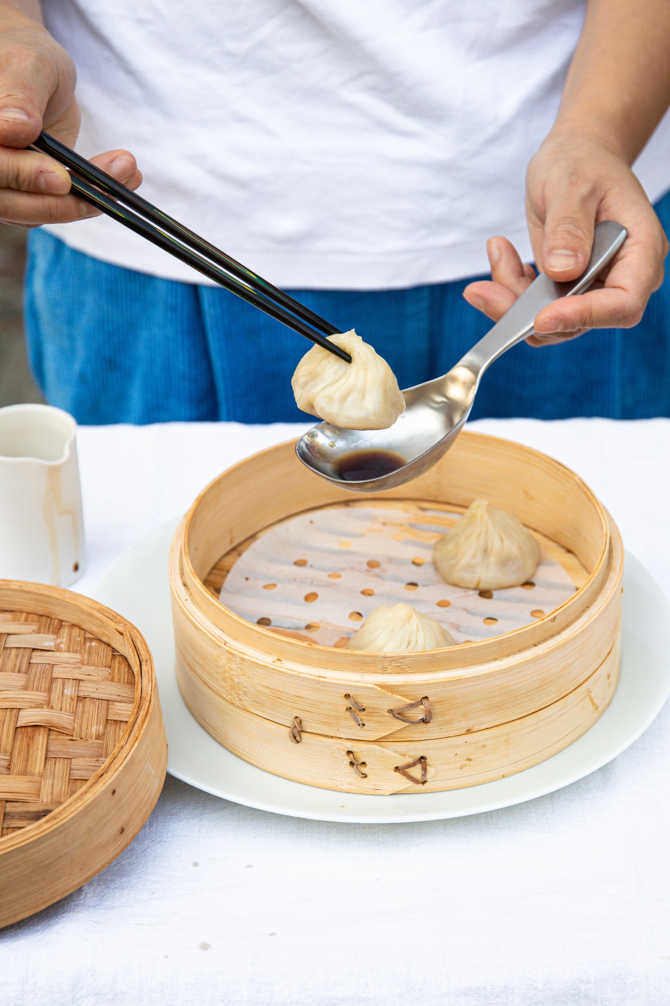 Yuhang serviert frisch gedämpfte Dumplings