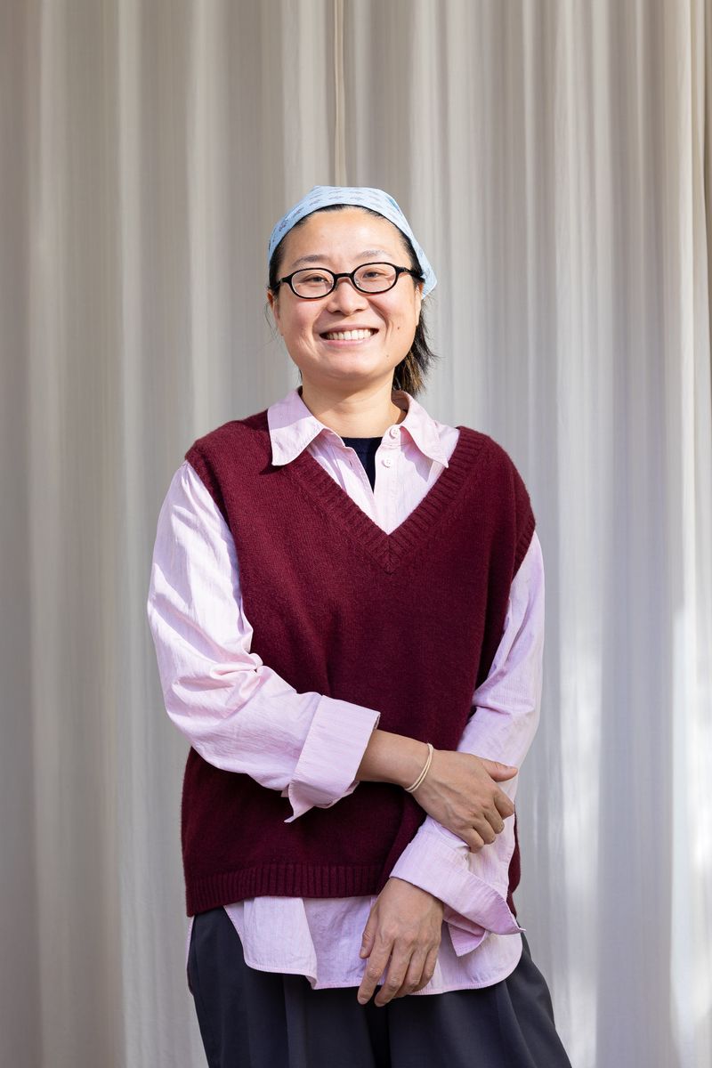 Yuhang vor den Vorhängen des UUU